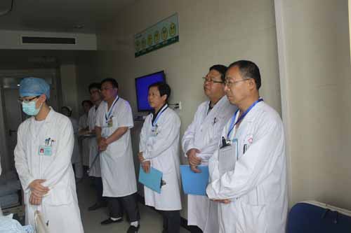濟寧醫學院內科教研室主任李新建（右二）參加我院教學查房競賽.JPG
